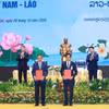 Vietnamese Prime Minister Le Minh Hung and Lao Prime Minister Saleumxay Kommasith witness the presentation of investment certificates and investment cooperation agreements between businesses of the two countries. (Photo: VNA)