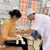 A doctor at Trung Nguyen Medical Station in Te Lo commune, Phu Tho province, examines a child patient. (Photo: VNA)