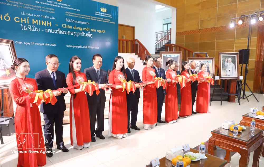vnanet-potal-trien-lam-ho-chi-minh-chan-dung-mot-con-nguoi-tai-lao-8988123.jpg