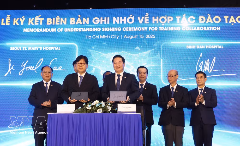 Gallery - Binh Dan Hospital sets Vietnam record with 4,278 robotic surgeries - image 14