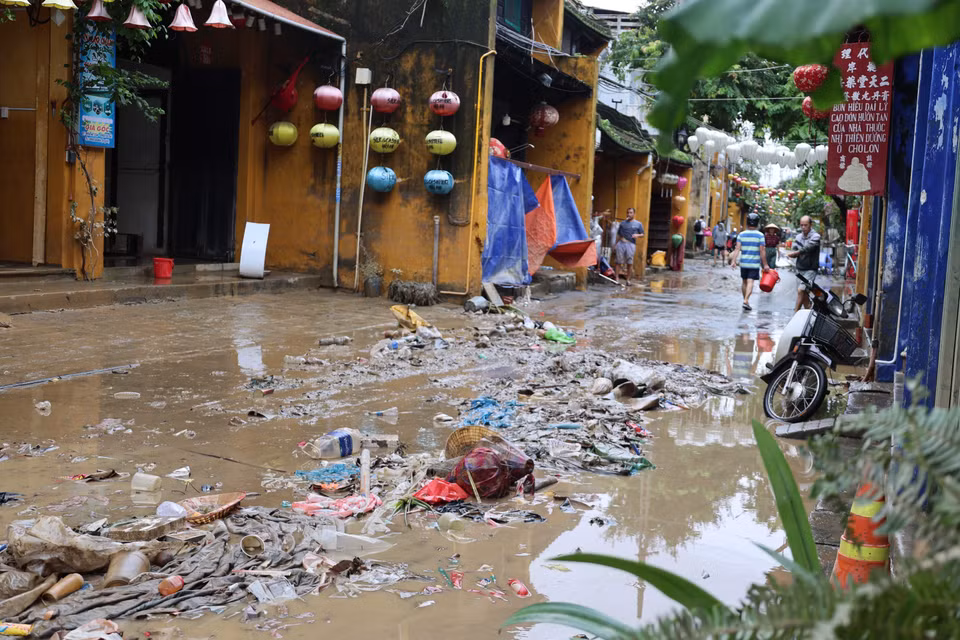 Mud and debris cover the streets of Hoi An ancient town. (Photo: VNA)