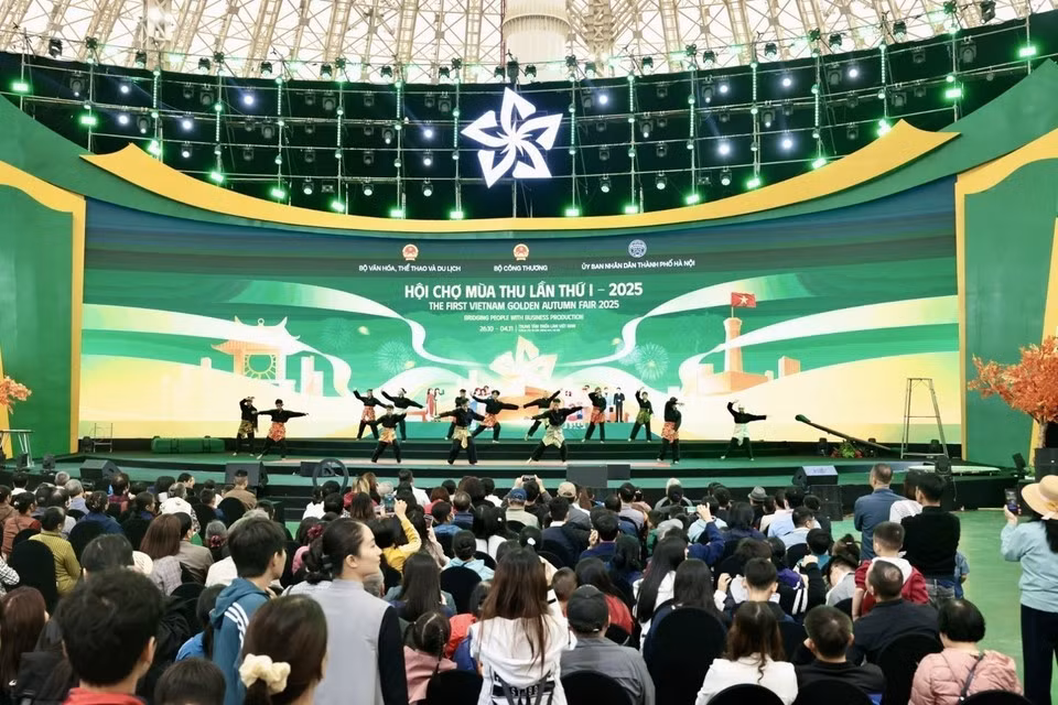 Art performance at the event attracts visitors (Photo: VNA)