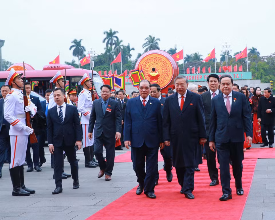 Party General Secretary To Lam, together with incumbent and former Party and State leaders, attends the ceremony. (Photo: VNA)