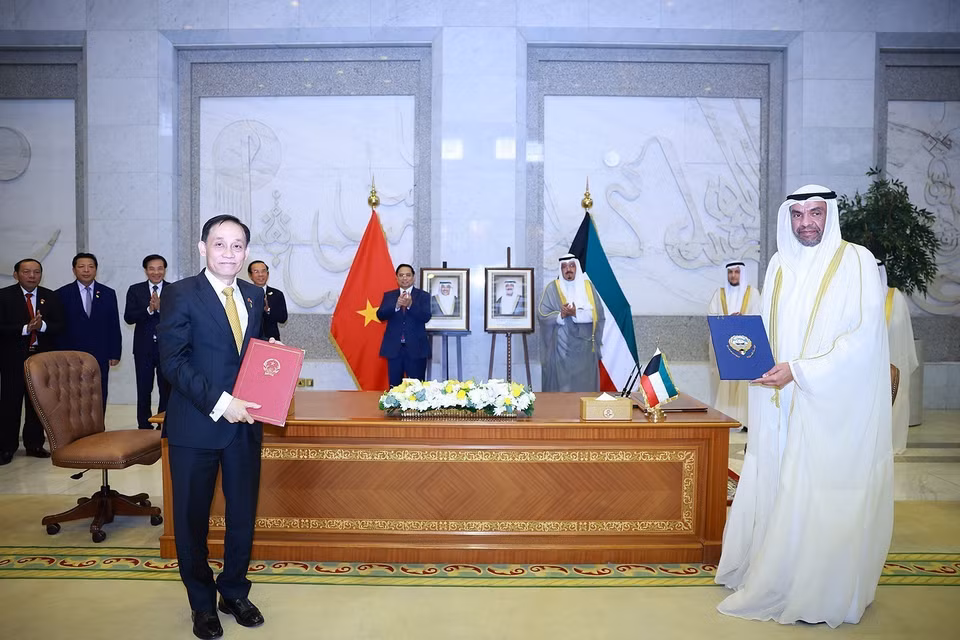 The two leaders witness the signing of an amended protocol on visa exemption for diplomatic and official passport holders between Viet Nam and Kuwait, along with a memorandum of understanding between the Diplomatic Academy of Vietnam and the Saud Al-Nasser Al-Sabah Diplomatic Institute.