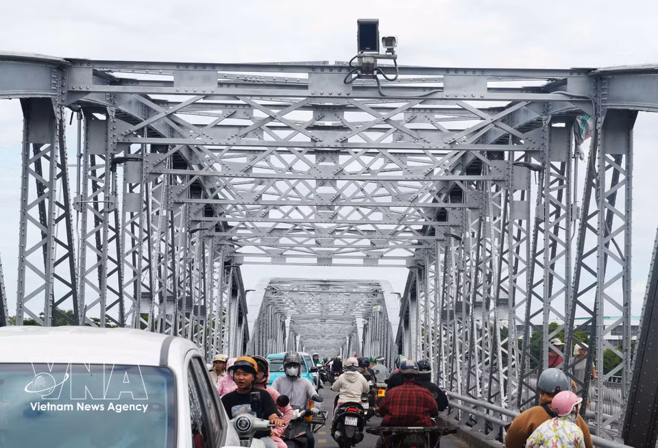 The steel members forming the structure of Truong Tien Bridge have been repainted in their original silver finish. (Photo: Nguyen Ly/VNA)