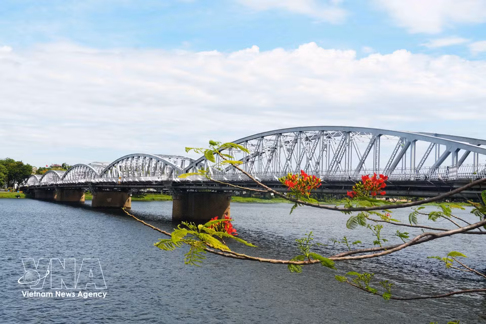 The arches of Truong Tien Bridge over the Huong River in the central city of Hue have been restored to their original silver finish. (Photo: Nguyen Ly/VNA)