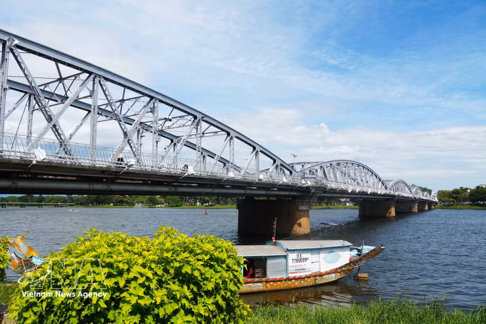 Truong Tien Bridge takes on a new appearance with its original silver finish. (Photo: Nguyen Ly/VNA)