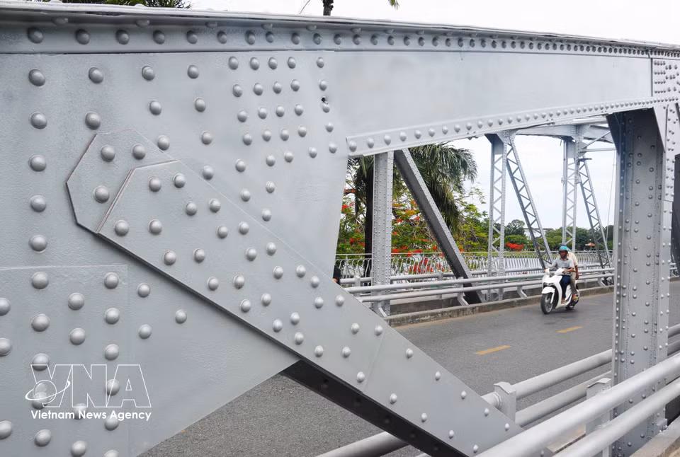 Truong Tien Bridge takes on a new appearance with its original silver finish. (Photo: Nguyen Ly/VNA)