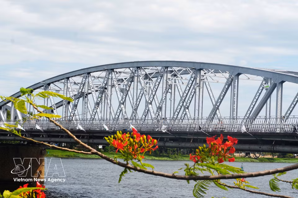 An arch of Truong Tien Bridge over the Huong River in the central city of Hue has been restored to its original silver finish. (Photo: Nguyen Ly/VNA)