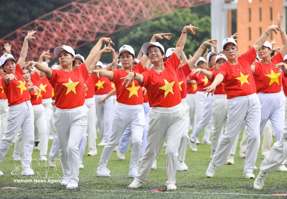 Older people take part in the record-setting dance performance. (Photo: Thanh Tung/VNA)