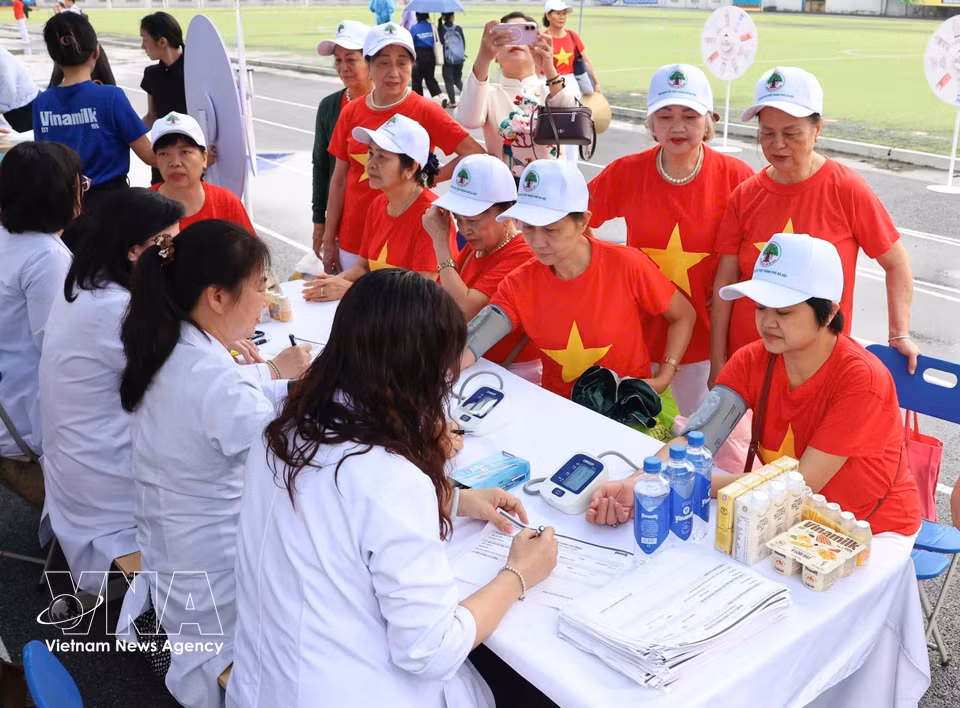 Older people participating in the programme receive health check-ups, consultations and nutritional products. (Photo: Thanh Tung/VNA)