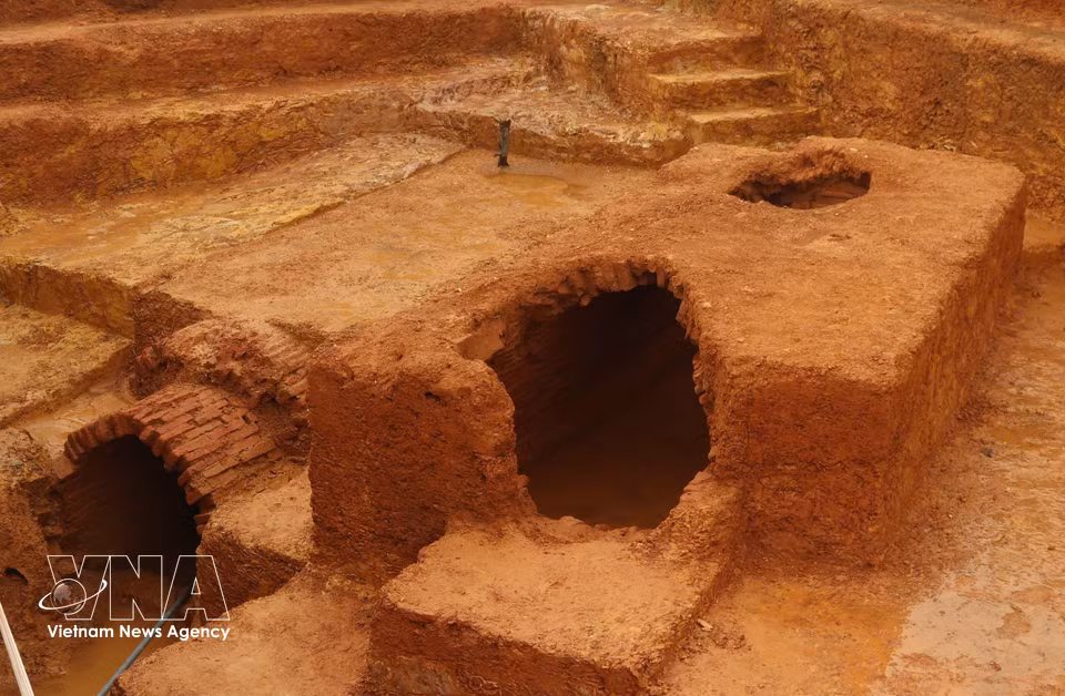 Most of the bricks used in the two tombs are rectangular red or grey bricks with relatively low firing temperatures and varying dimensions. Most are undecorated red rectangular bricks, while a small number feature a chequerboard pattern. (Photo: Van Ty/VNA)