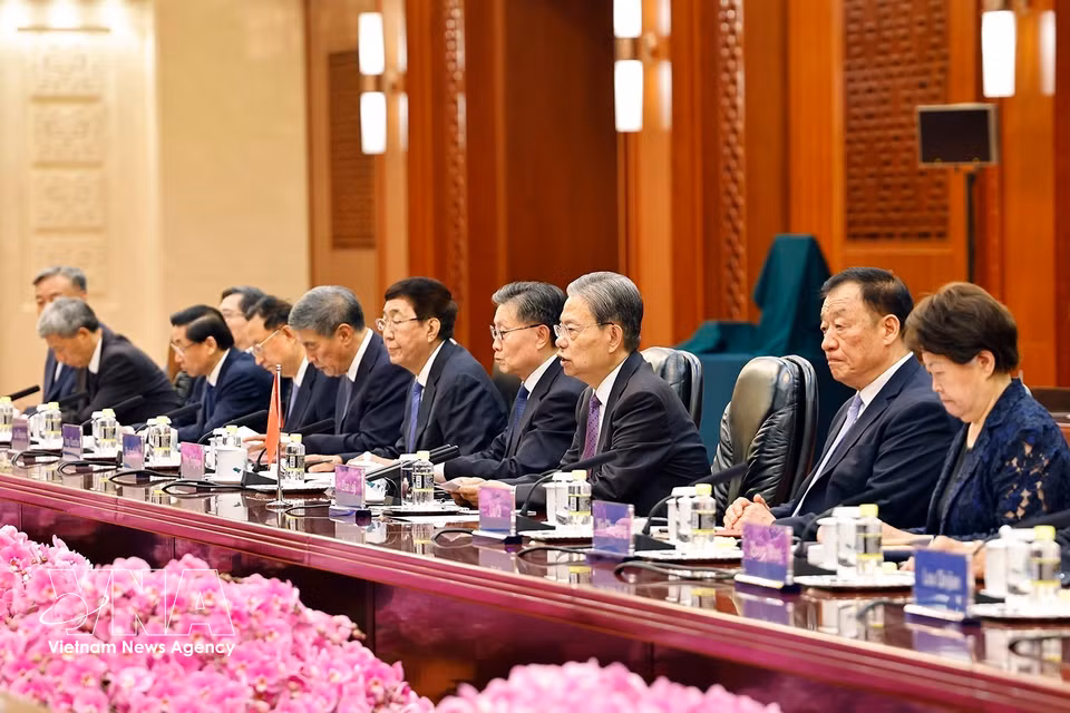 Chairman of the Standing Committee of the National People’s Congress of China Zhao Leji speaks at the meeting. (Photo: Doan Tan/VNA)