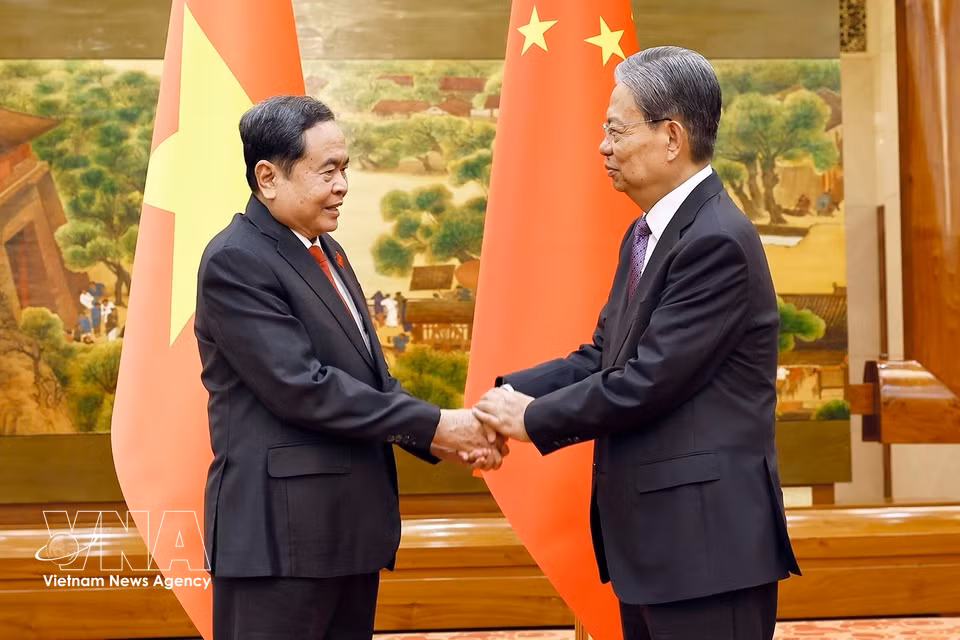 Chairman of the Standing Committee of the National People’s Congress Zhao Leji welcomes National Assembly Chairman Tran Thanh Man. (Photo: Doan Tan/VNA)