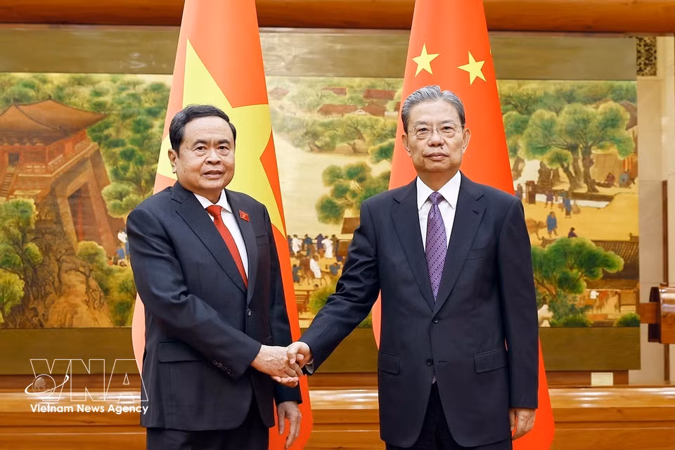 National Assembly Chairman Tran Thanh Man and Chairman of the Standing Committee of the National People’s Congress Zhao Leji pose for a photo. (Photo: Doan Tan/VNA)