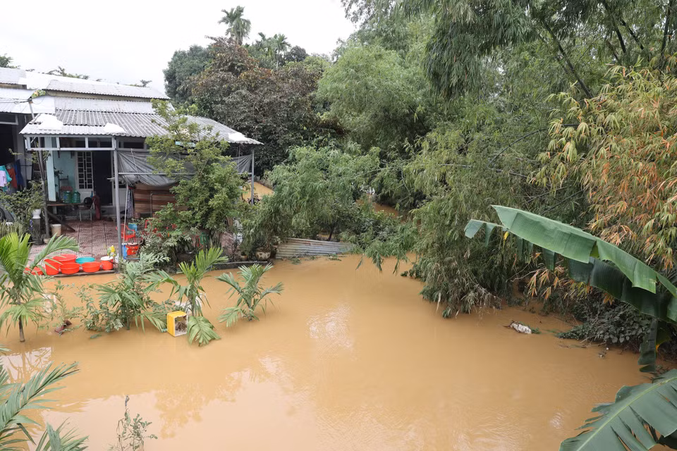Rising waters from the Vinh Dien River (a branch of the Thu Bon River) flood homes in An Thang ward. (Photo: VNA)