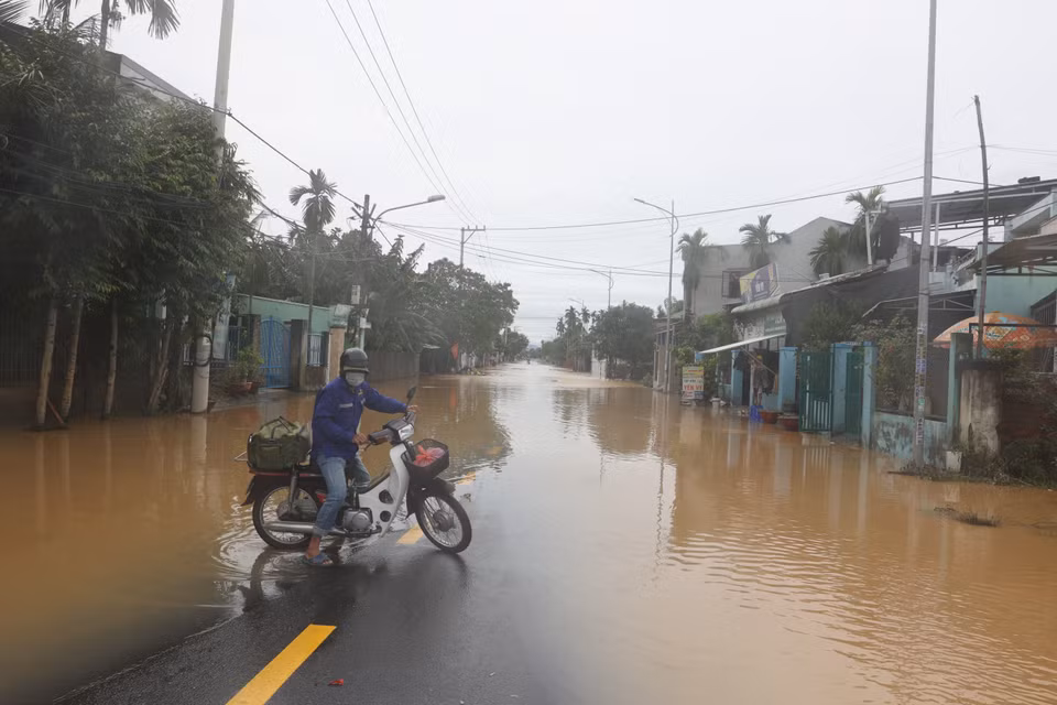 Flooding isolates neighbourhoods, preventing vehicles from passing through. (Photo: VNA)