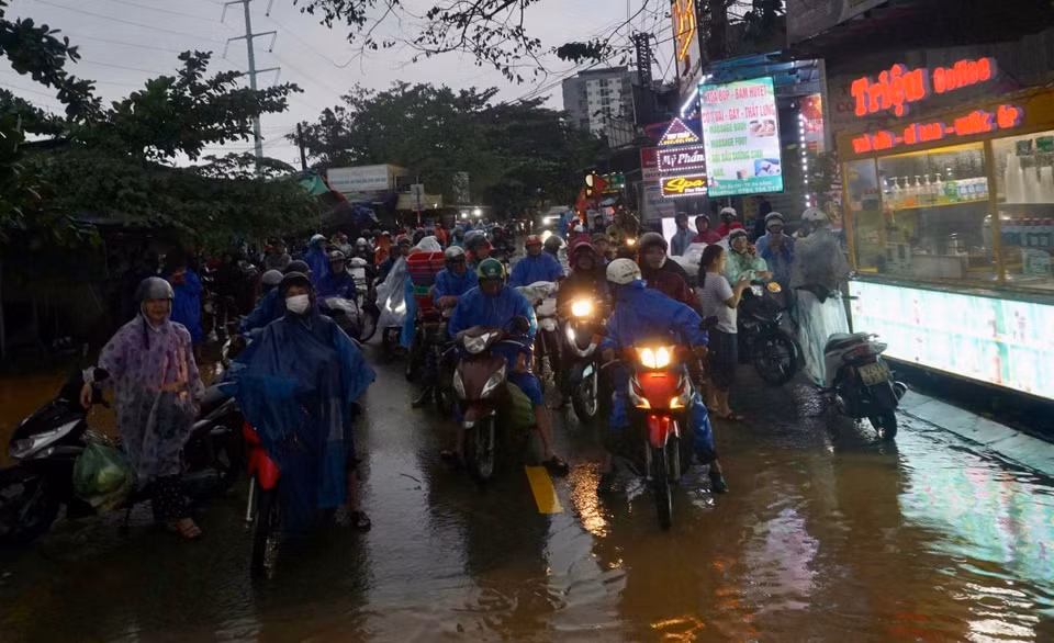 Several streets in Da Nang are partially flooded, leading to traffic jams. (Photo: VNA)
