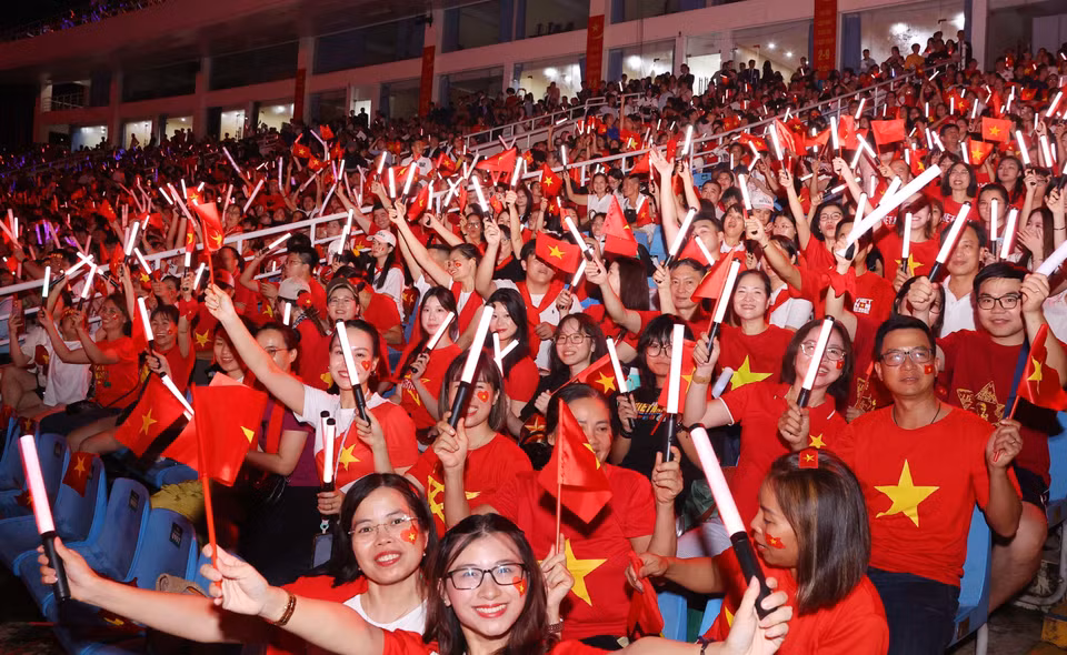The programme features impressive performances of song and dance, warmly applauded by the audience. (Photo: VNA)
