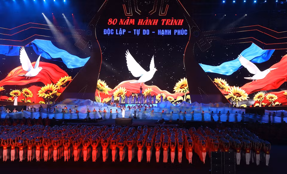 The programme features impressive performances of song and dance, warmly applauded by the audience. (Photo: VNA)