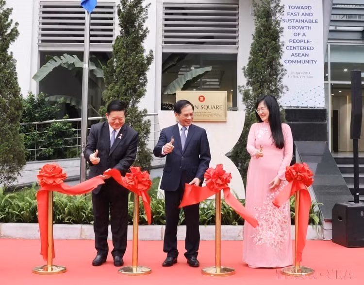 Foreign Minister Bui Thanh Son, ASEAN Secretary-General Kao Kim Hourn, and Acting Director of the Diplomatic Academy of Vietnam Pham Lan Dung inaugurate the ASEAN Square at the Diplomatic Academy of Vietnam (Hanoi, April 22, 2024). (Photo: VNA)