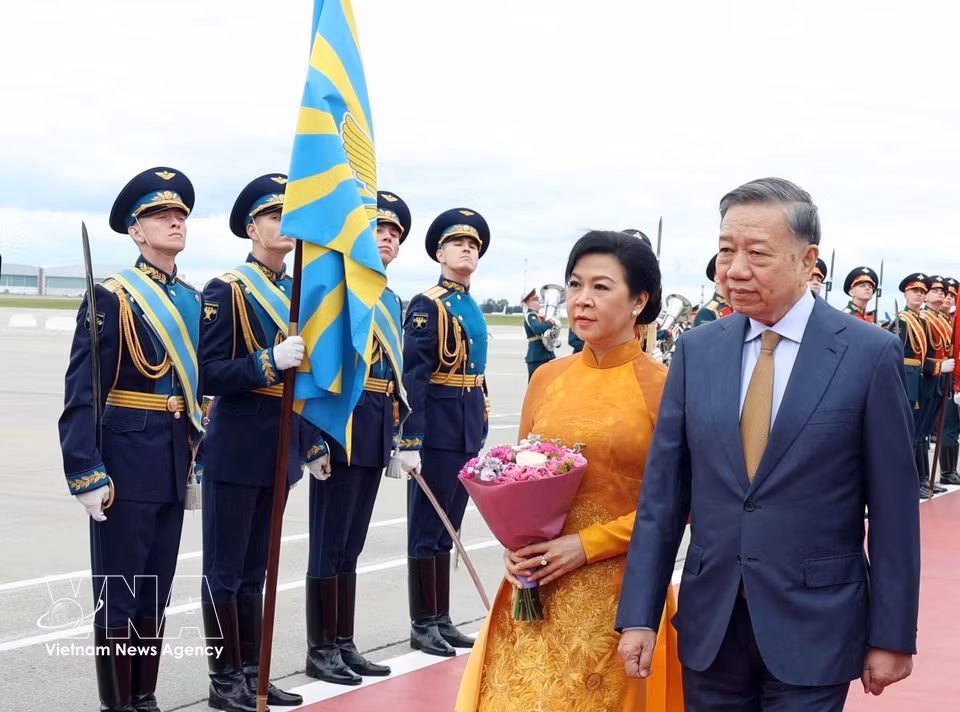 Party General Secretary and President To Lam and his spouse arrive at Vnukovo International Airport in Moscow, Russia. (Photo: Thong Nhat/VNA)