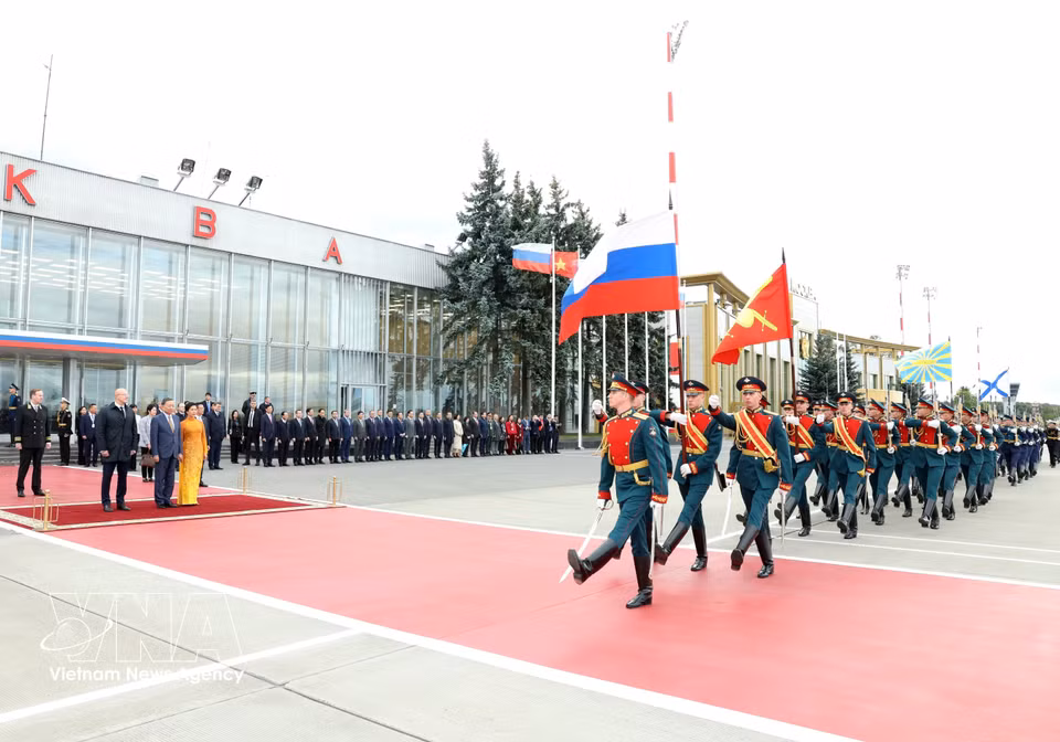 Party General Secretary and President To Lam and his spouse arrive at Vnukovo International Airport in Moscow, Russia. (Photo: Thong Nhat/VNA)