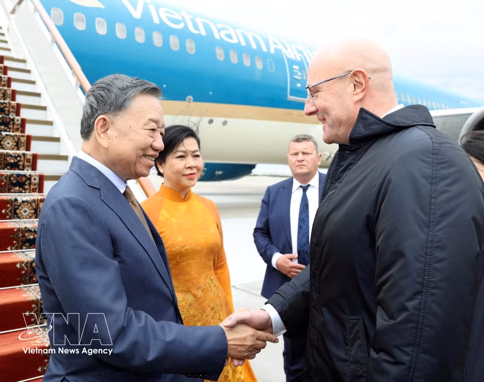 Russian Deputy Prime Minister Dmitry Chernyshenko welcomes Party General Secretary and President To Lam and his spouse at Vnukovo International Airport in Moscow, Russia. (Photo: Thong Nhat/VNA)