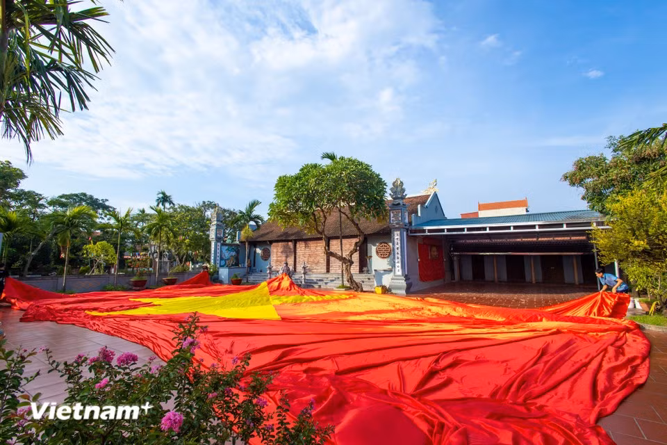 In the jubilant atmosphere, the workshop of Nguyen Van Trung in Giap Long village, Chuong Duong commune, is racing to complete a giant national flag measuring 600 sq.m. (Photo: Vietnam+)