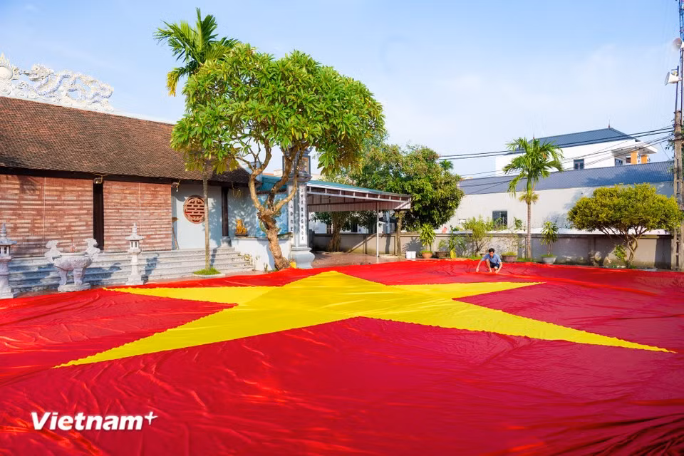 For this flag, Trung stitched together 14 fabric panels, each 1.5 m wide, into a single base. The central yellow star was assembled from about 5–6 additional panels, cut and joined with precision for perfect proportions. (Photo: Vietnam+)