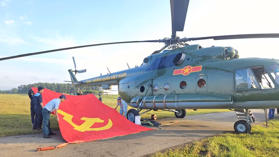 Mi-171 helicopter carries flag ahead of formation training flight. (Photo: VNA)