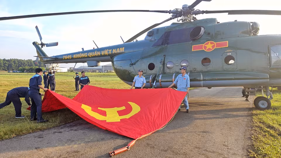Mi-171 helicopter carries flag ahead of formation training flight. (Photo: VNA)