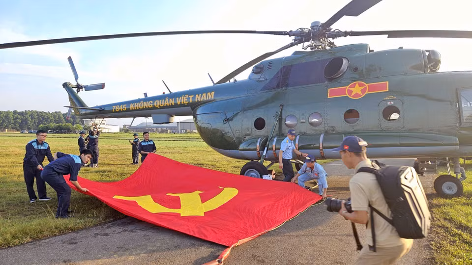 Mi-171 helicopter carries flag ahead of formation training flight. (Photo: VNA)