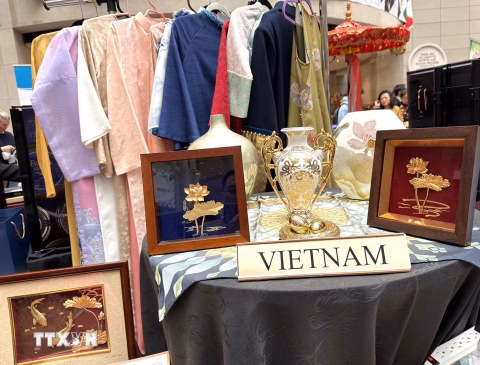 Vietnamese handicrafts and traditional ethnic costumes at the festival. (Photo: VNA)