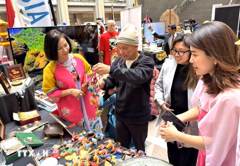 Visitors explore Vietnamese handicrafts. (Photo: VNA)