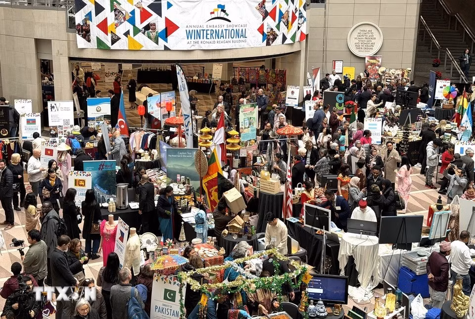Winternational serves not only as a platform for countries to showcase their culture and cuisine, but also as an opportunity to foster exchange, cooperation, and mutual understanding between the international diplomatic community and the public in the US. (Photo: VNA)