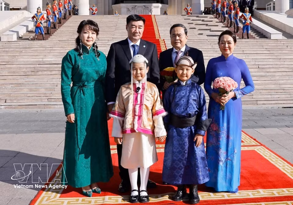 Chairman of the State Great Hural of Mongolia Sandag Byambatsogt and his spouse welcome NA President Tran Thanh Man and his spouse during their official visit to Mongolia. (Photo: Doan Tan/VNA)