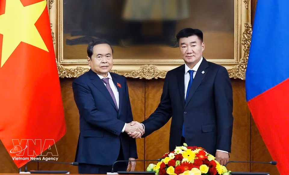 Chairman of the State Great Hural of Mongolia Sandag Byambatsogt welcomes NA President Tran Thanh Man. (Photo: Doan Tan/VNA)
