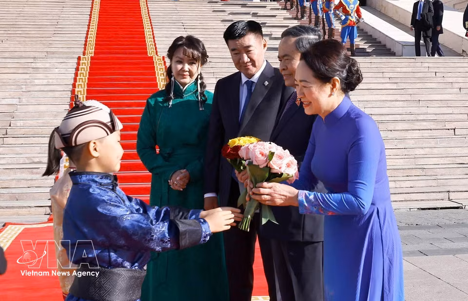 Mongolian children welcome NA President Tran Thanh Man and his spouse. (Photo: Doan Tan/VNA)