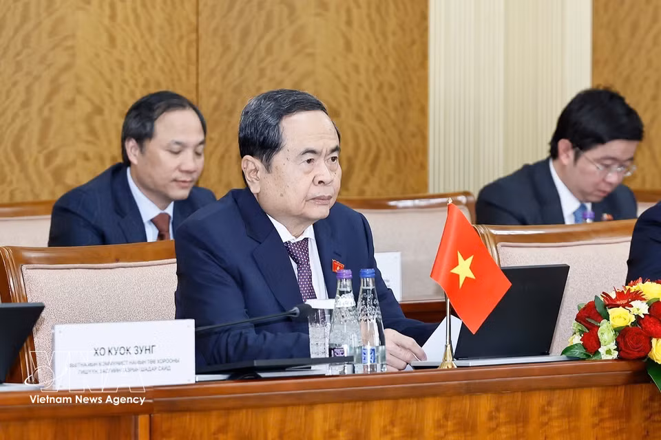 NA President Tran Thanh Man speaks at the talks with Chairman of the State Great Hural of Mongolia Sandag Byambatsogt. (Photo: Doan Tan/VNA)