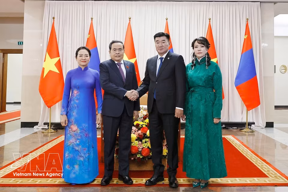 Chairman of the State Great Hural of Mongolia Sandag Byambatsogt and his spouse welcome NA President Tran Thanh Man and his spouse during their official visit to Mongolia. (Photo: Doan Tan/VNA)
