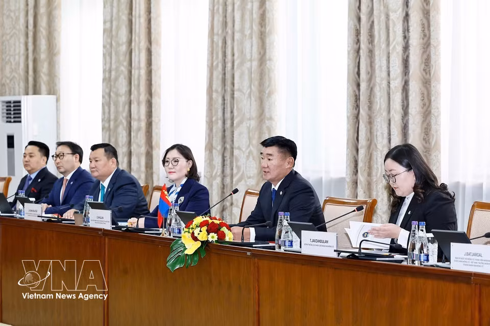 Chairman of the State Great Hural of Mongolia Sandag Byambatsogt speaks at the talks with NA President Tran Thanh Man. (Photo: Doan Tan/VNA)
