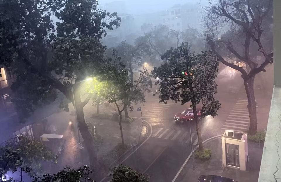 Heavy rain and fierce winds sweep through the city. (Photo: VNA)