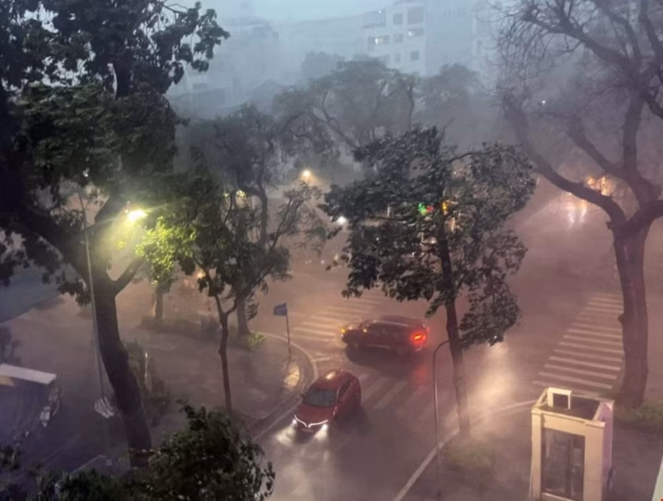 Heavy rain and fierce winds sweep through the city. (Photo: VNA)