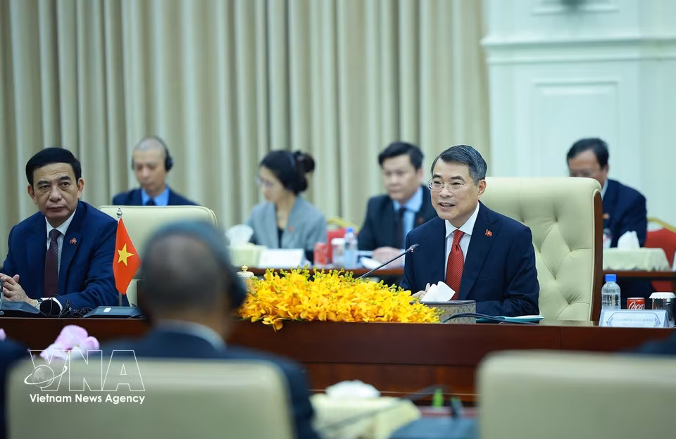 Prime Minister Le Minh Hung holds talks with Cambodian Prime Minister Hun Manet. (Photo: Duong Giang/VNA)