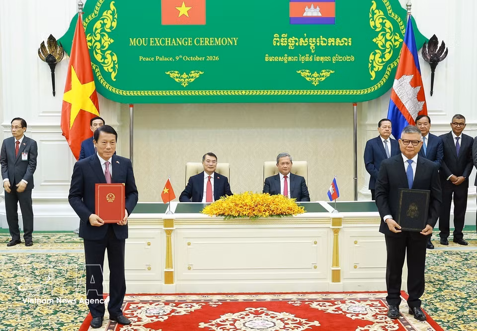 Prime Minister Le Minh Hung and Cambodian Prime Minister Hun Manet witness the exchange of a Memorandum of Understanding on security cooperation between Vietnam’s Ministry of Public Security and Cambodia’s National Centre for Information Technology. (Photo: Duong Giang/VNA)