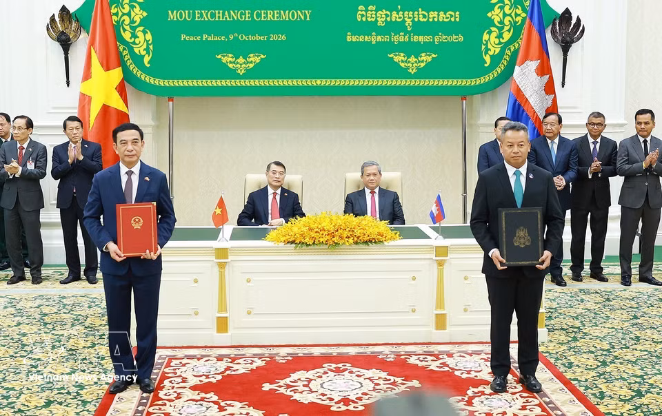 Prime Minister Le Minh Hung and Cambodian Prime Minister Hun Manet witness the exchange of a memorandum of understanding between the two governments on the management, protection and promotion of the Vietnam–Cambodia Friendship Monument. (Photo: Duong Giang/VNA)