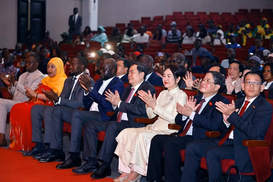 National Assembly Chairman Tran Thanh Man and his spouse watch the performance by martial artists of the Senegal Vovinam Federation. (Photo: VNA)
