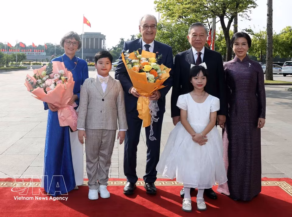 Party General Secretary and State President To Lam and his spouse, Ngo Phuong Ly, welcome Swiss President Guy Parmelin and his spouse, Caroline Parmelin. (Photo: Thong Nhat/VNA)