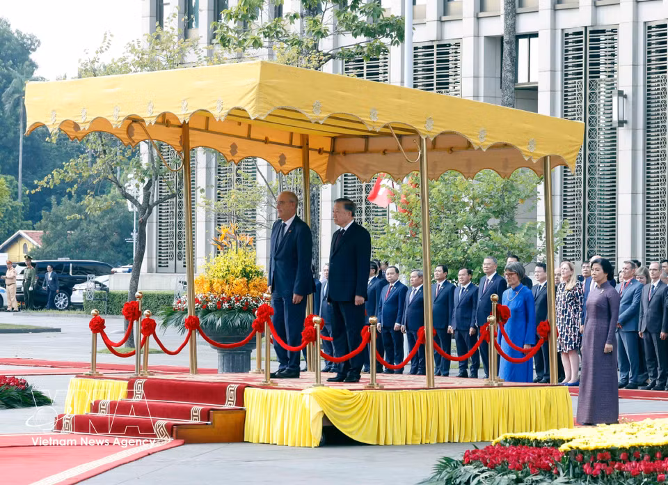The grand welcome ceremony for Swiss President Guy Parmelin and his spouse, Caroline Parmelin, on their official visit to Vietnam. (Photo: Thong Nhat/VNA)